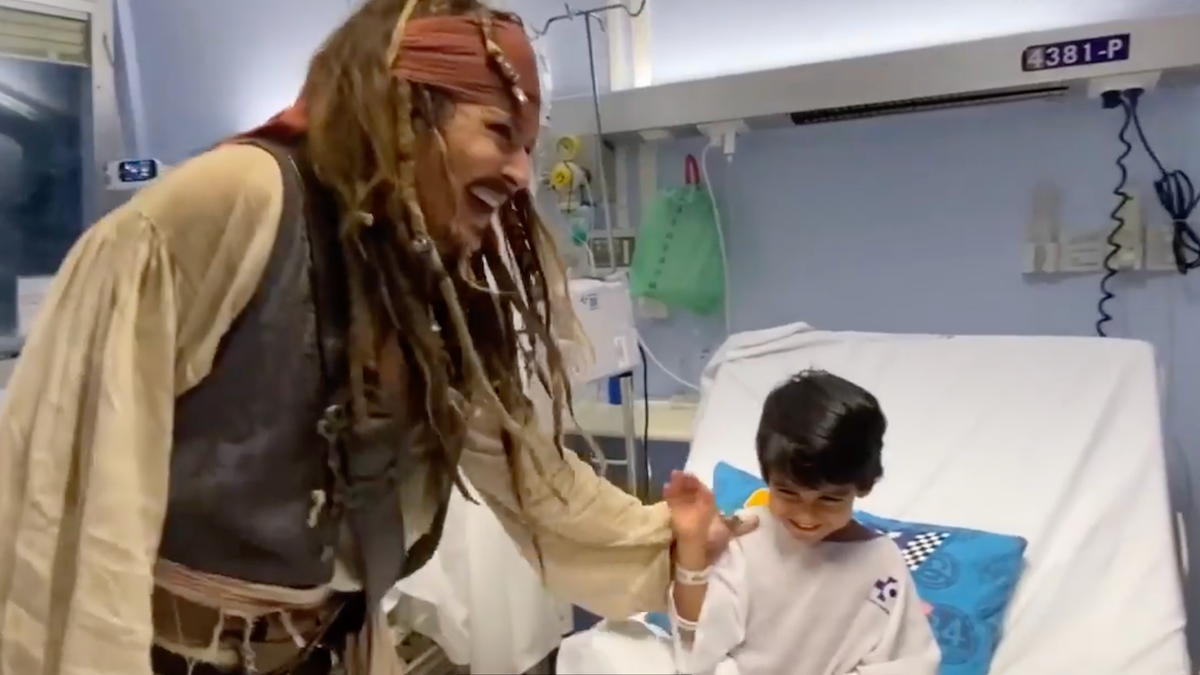 Johnny Depp visits children’s hospital dressed as Captain Jack Sparrow in ‘magical moment’  at george magazine